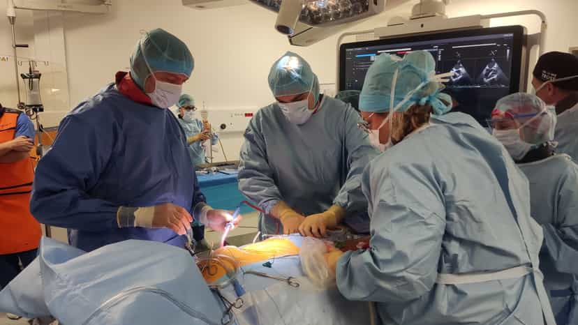 Intervention chirurgicale de cardiologie en cours